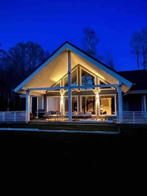 Modern Villa With Sauna & Hot Tub Hiiumaa ภายนอก รูปภาพ