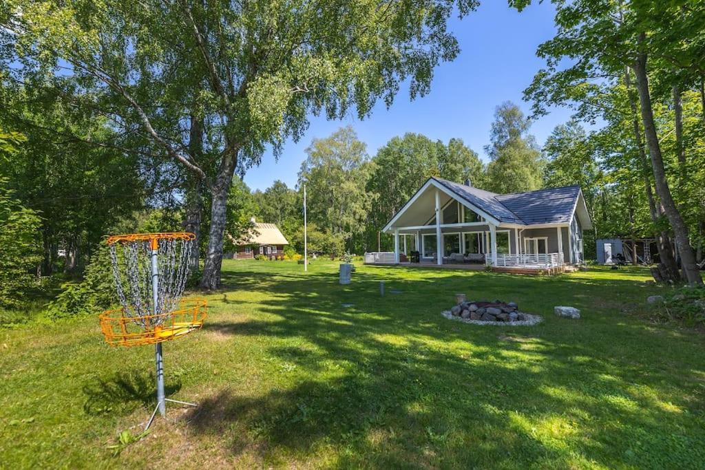 Modern Villa With Sauna & Hot Tub Hiiumaa ภายนอก รูปภาพ